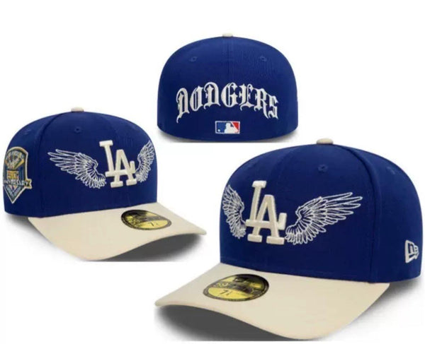 כובע כנפיים כחול