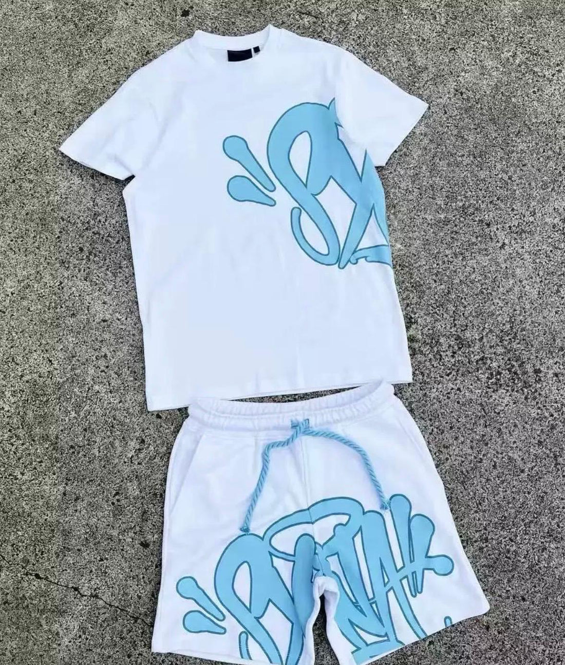 חליפת style  לבן עם כיתוב תכלת